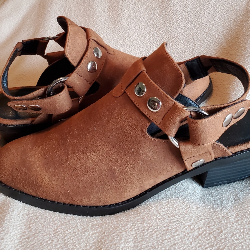 Indigo Rd. Brown Cesley booties. - Picture 2 of 5